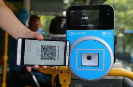 公交車上使用微信掃碼支付功能的場景