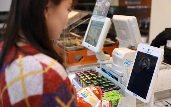超市使用支付寶蜻蜓設備收銀的場景.jpg